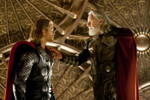 La película cuenta con las actuaciones de Chris Hemsworth como "Thor" (izquierda) y Anthony Hopkins como Odín.